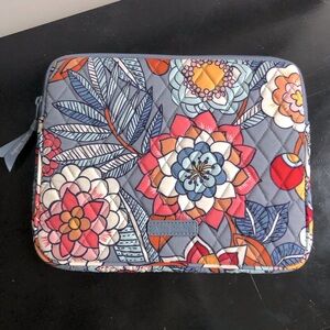 Vera Bradly Botanical Flowers Floral Pattern Makeup Bag With Zipper Blue